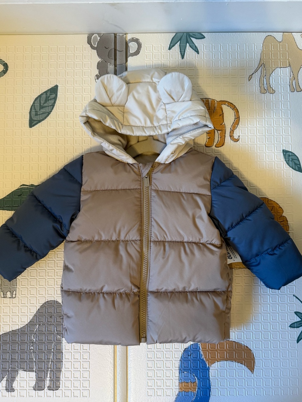 Old Navy Toddler Colorblock Puffer Jacket in Taupe, Navy & Cream